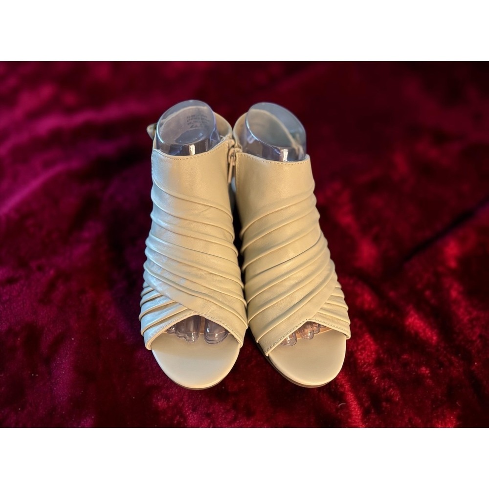 Bella Vita Ivory Leather Peep Toe Heels NWOT Ruched Boutique Sandals Comfort 7.5